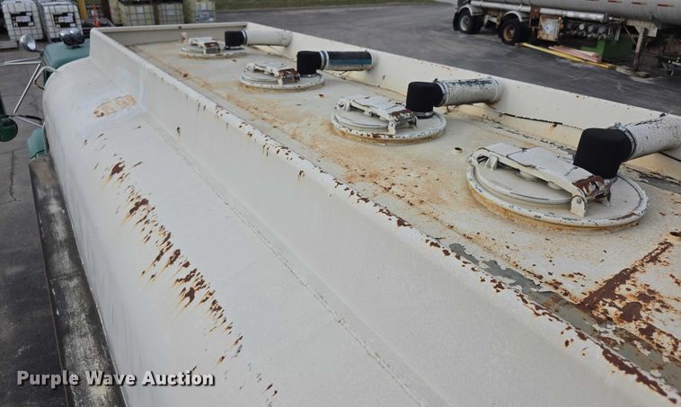 image for item FI0723 1995 IH 4900 fuel truck