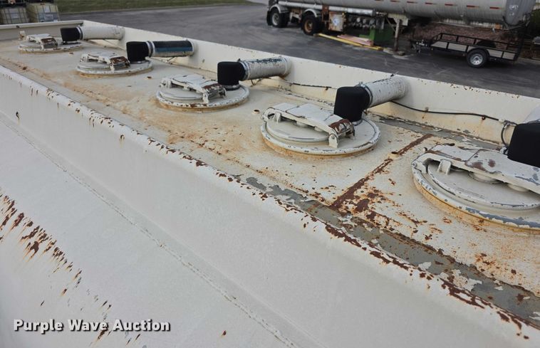 image for item FI0723 1995 IH 4900 fuel truck