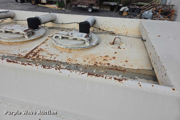 image for item FI0723 1995 IH 4900 fuel truck