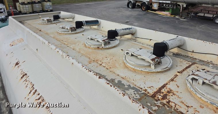 image for item FI0723 1995 IH 4900 fuel truck