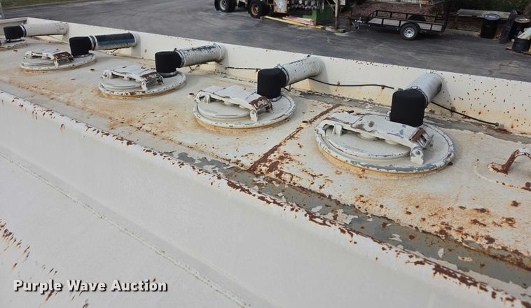 image for item FI0723 1995 IH 4900 fuel truck