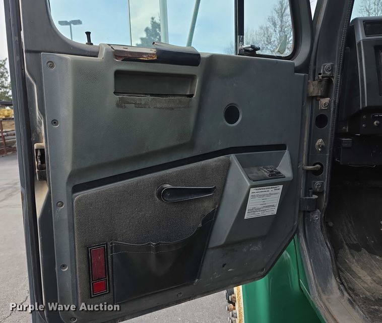 image for item FI0723 1995 IH 4900 fuel truck