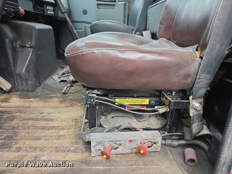 image for item FI0723 1995 IH 4900 fuel truck