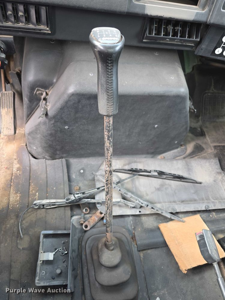 image for item FI0723 1995 IH 4900 fuel truck