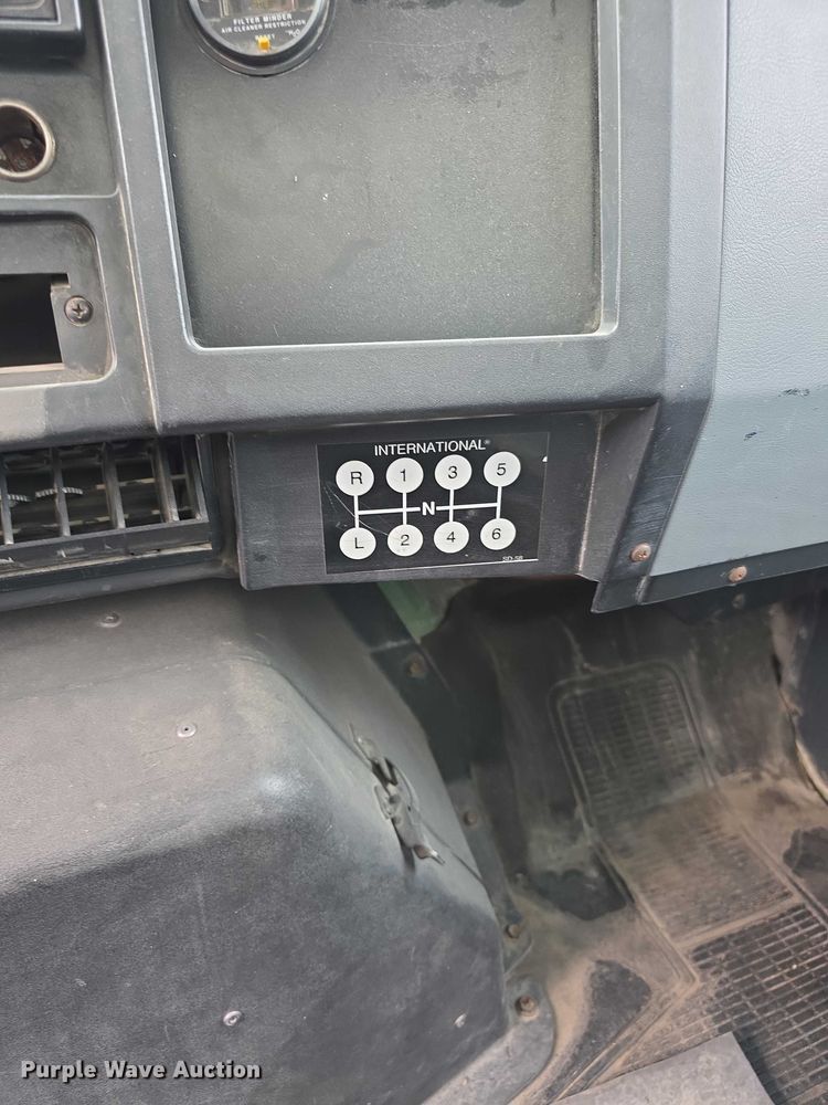 image for item FI0723 1995 IH 4900 fuel truck