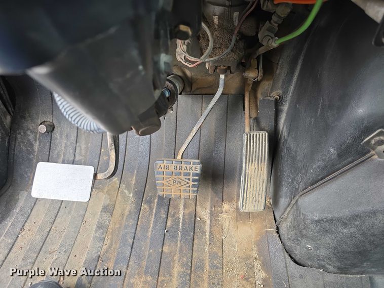 image for item FI0723 1995 IH 4900 fuel truck