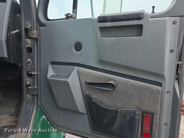 image for item FI0723 1995 IH 4900 fuel truck