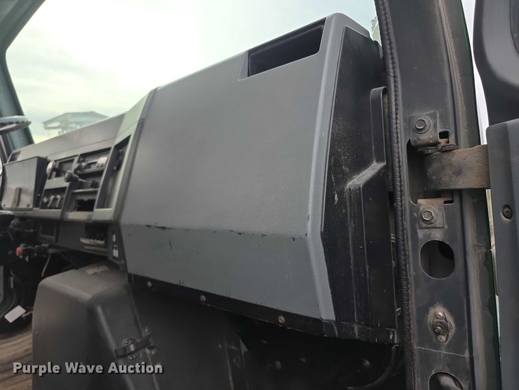 image for item FI0723 1995 IH 4900 fuel truck