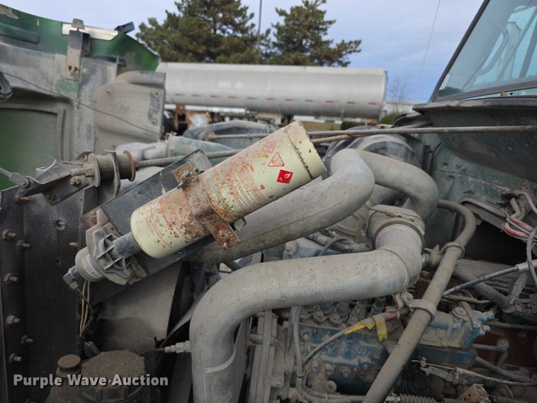 image for item FI0723 1995 IH 4900 fuel truck