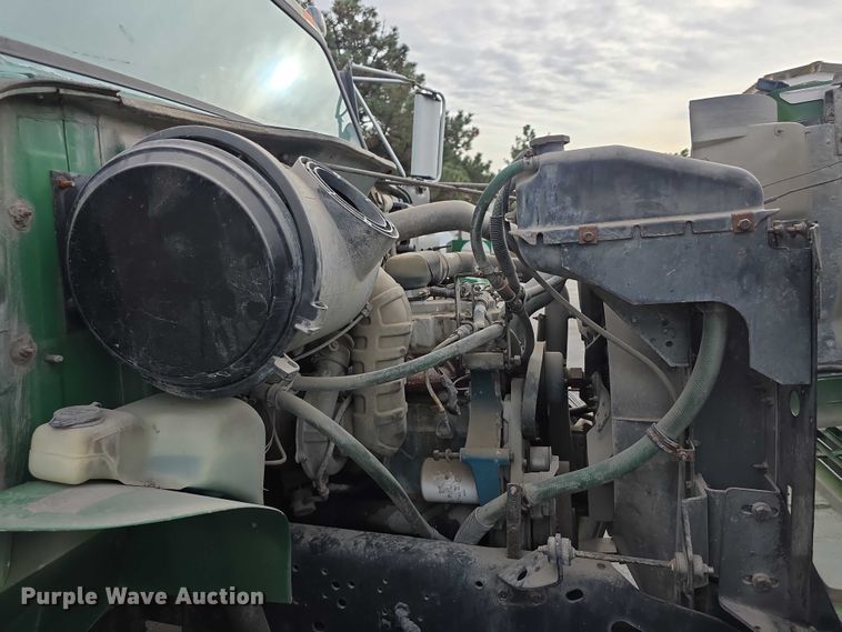 image for item FI0723 1995 IH 4900 fuel truck