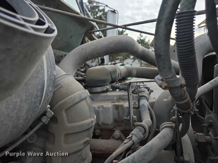 image for item FI0723 1995 IH 4900 fuel truck