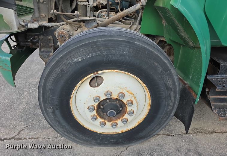 image for item FI0723 1995 IH 4900 fuel truck