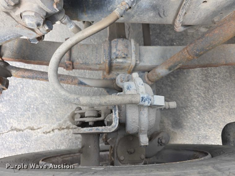 image for item FI0723 1995 IH 4900 fuel truck