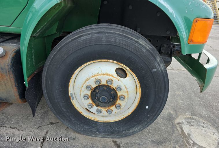 image for item FI0723 1995 IH 4900 fuel truck