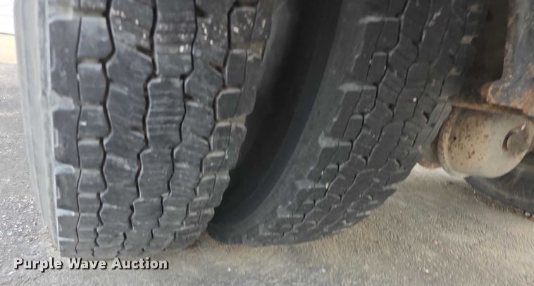 image for item FI0723 1995 IH 4900 fuel truck