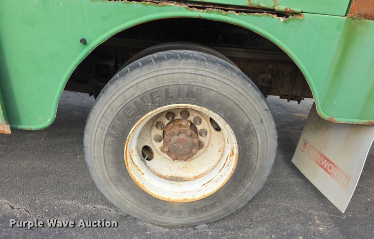 image for item FI0723 1995 IH 4900 fuel truck