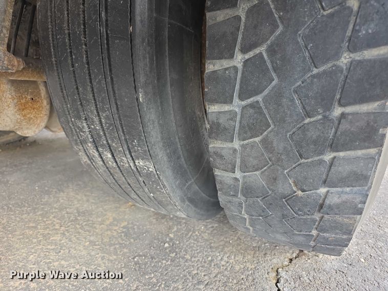 image for item FI0723 1995 IH 4900 fuel truck