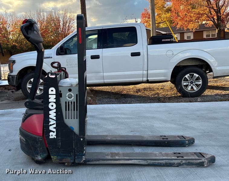 image for item FI1522 Raymond 8210 pallet jack
