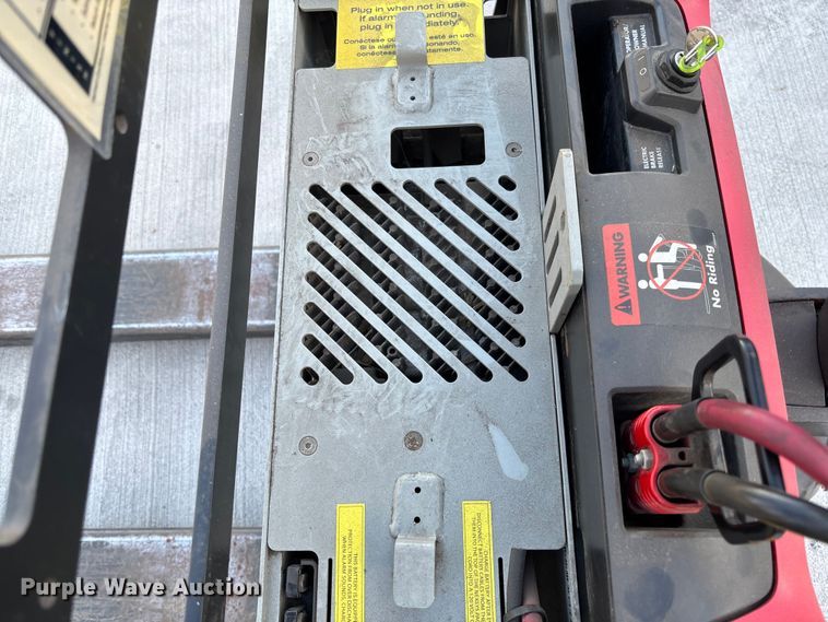 image for item FI1522 Raymond 8210 pallet jack