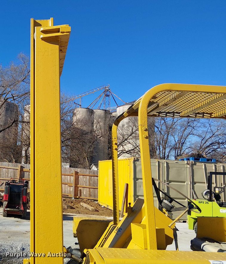 image for item FK0699 Massey Ferguson MF2500 forklift