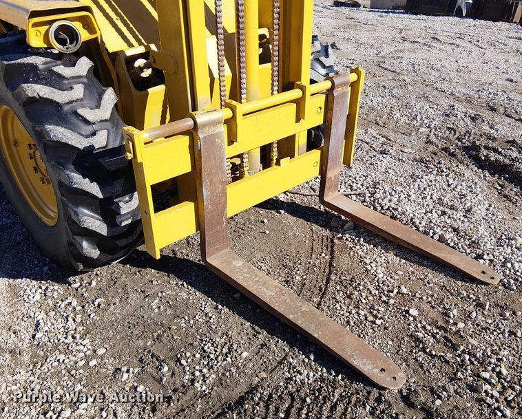 image for item FK0699 Massey Ferguson MF2500 forklift