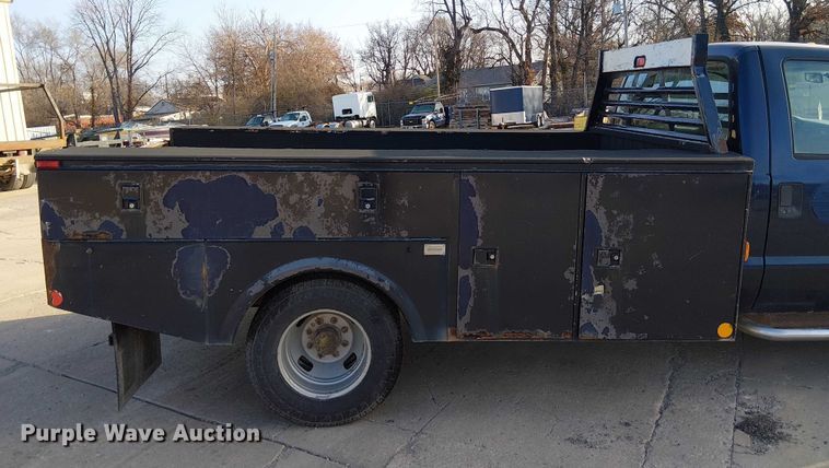 image for item FK0801 2006 Ford F350 Super Duty utility bed pickup truck