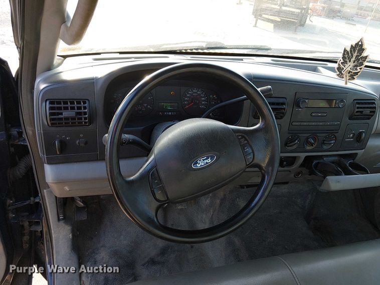 image for item FK0801 2006 Ford F350 Super Duty utility bed pickup truck