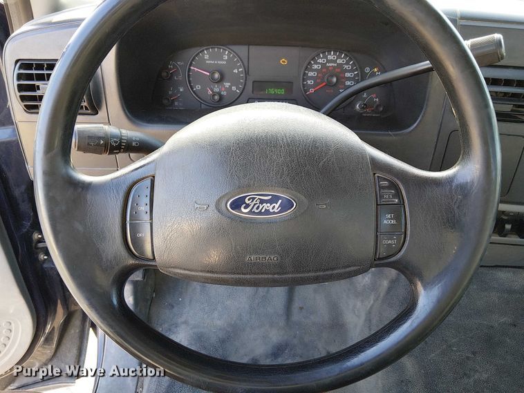 image for item FK0801 2006 Ford F350 Super Duty utility bed pickup truck