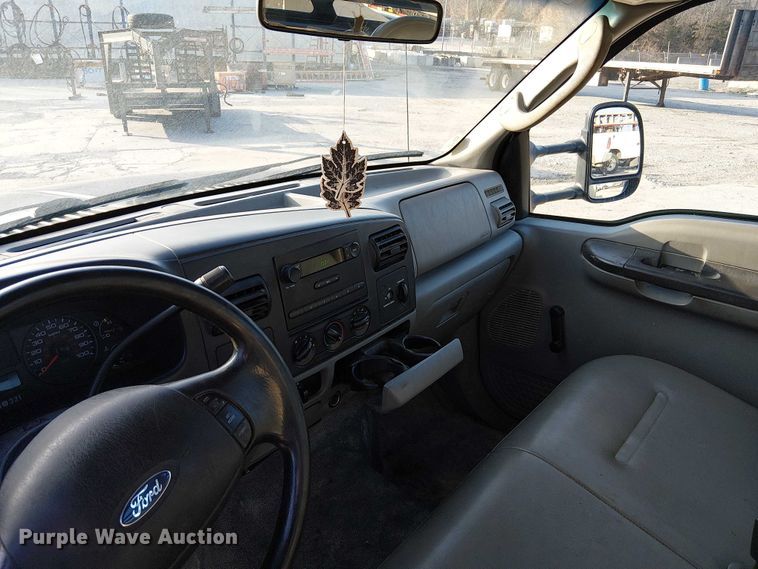 image for item FK0801 2006 Ford F350 Super Duty utility bed pickup truck