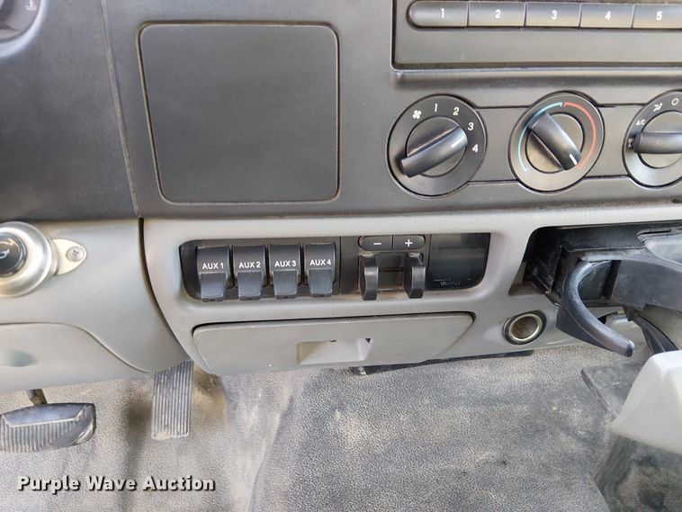 image for item FK0801 2006 Ford F350 Super Duty utility bed pickup truck