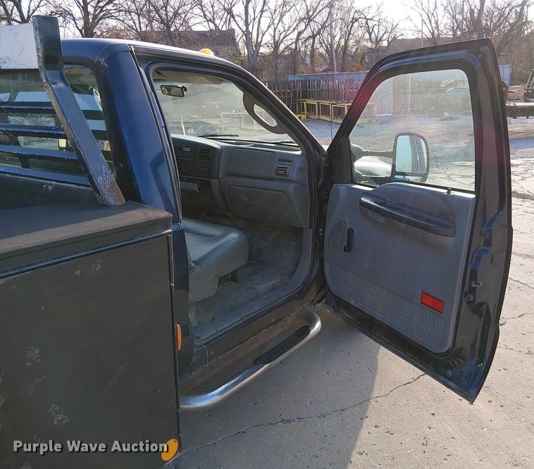 image for item FK0801 2006 Ford F350 Super Duty utility bed pickup truck