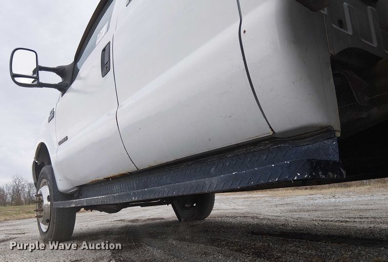 image for item FK0872 2000 Ford F550 Super Duty Crew Cab flatbed truck