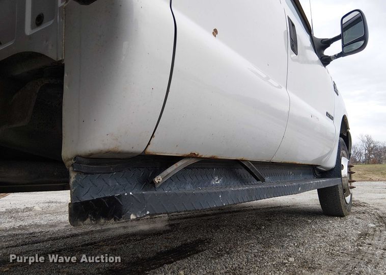 image for item FK0872 2000 Ford F550 Super Duty Crew Cab flatbed truck