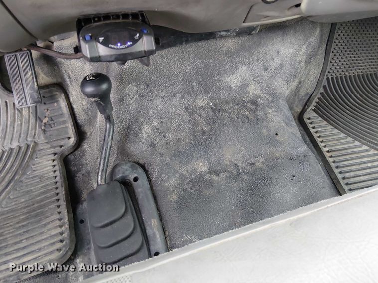 image for item FK0872 2000 Ford F550 Super Duty Crew Cab flatbed truck