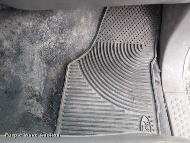 image for item FK0872 2000 Ford F550 Super Duty Crew Cab flatbed truck