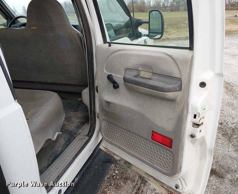 image for item FK0872 2000 Ford F550 Super Duty Crew Cab flatbed truck