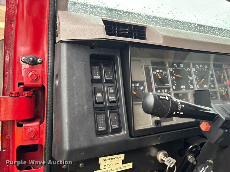 image for item FK1027 1997 International 4700 utility / service truck