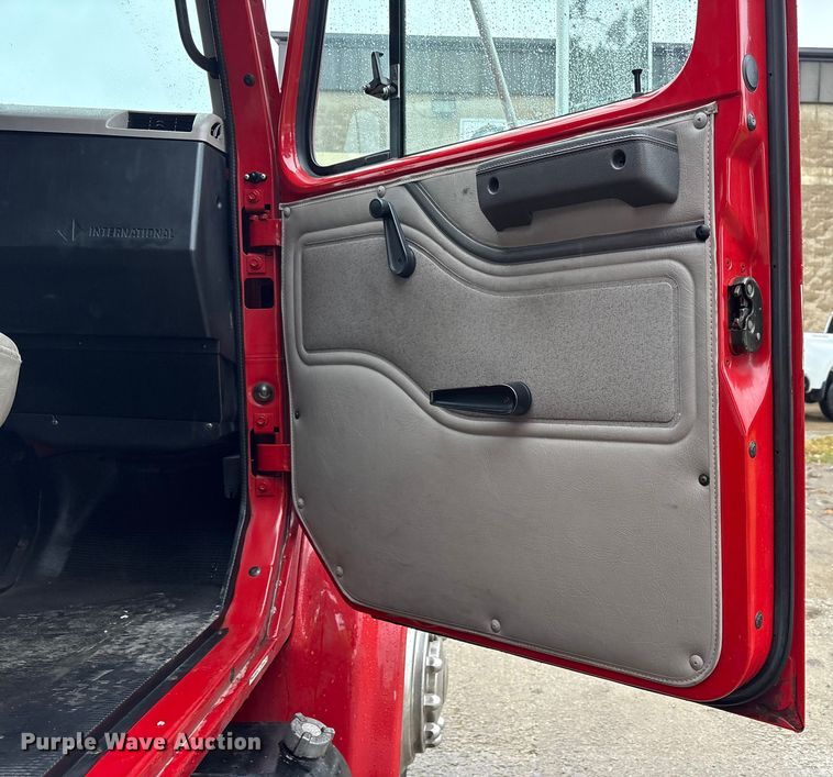 image for item FK1027 1997 International 4700 utility / service truck