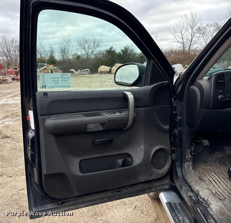 image for item FK1030 2007 Chevrolet Silverado 1500 Crew Cab pickup truck