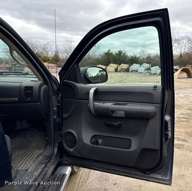 image for item FK1030 2007 Chevrolet Silverado 1500 Crew Cab pickup truck