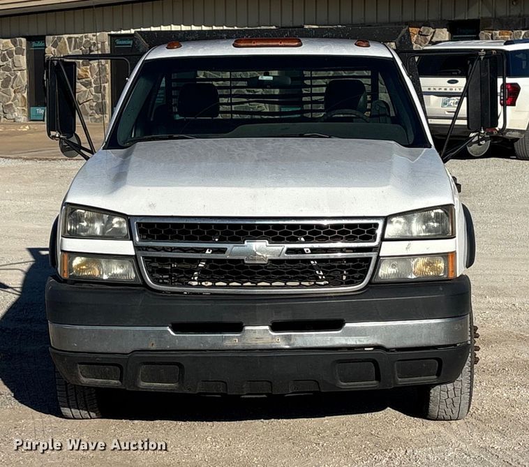 image for item FK2503 2006 Chevrolet Silverado 3500 flatbed pickup truck