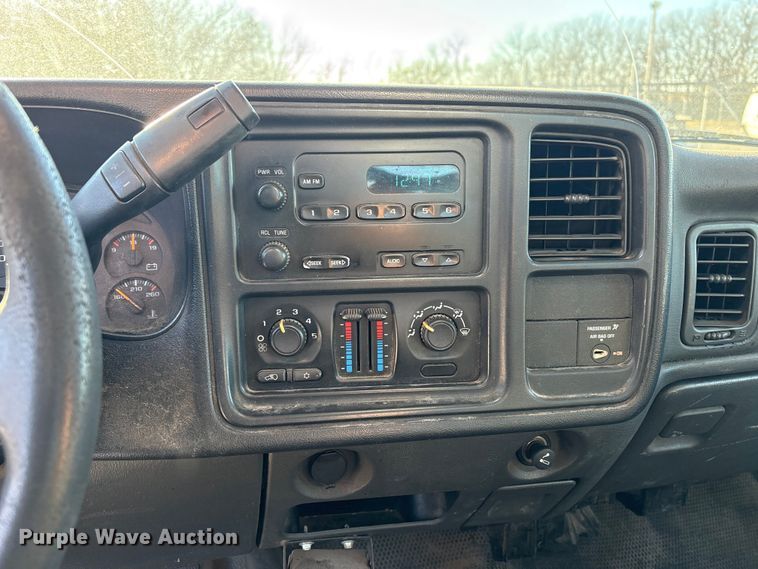 image for item FK2503 2006 Chevrolet Silverado 3500 flatbed pickup truck