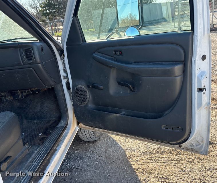 image for item FK2503 2006 Chevrolet Silverado 3500 flatbed pickup truck