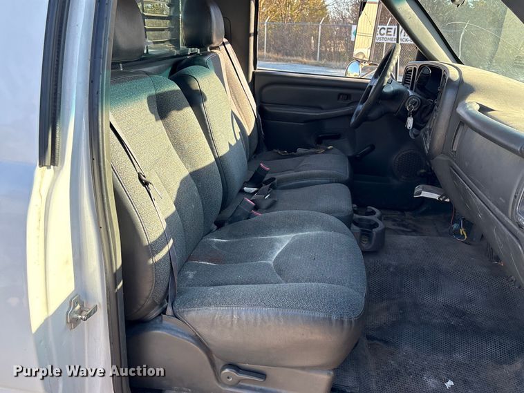 image for item FK2503 2006 Chevrolet Silverado 3500 flatbed pickup truck