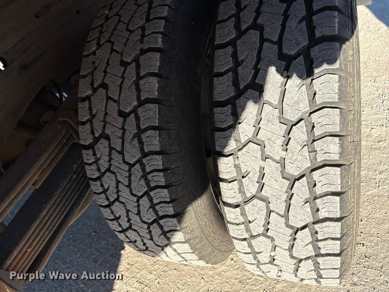 image for item FK2503 2006 Chevrolet Silverado 3500 flatbed pickup truck