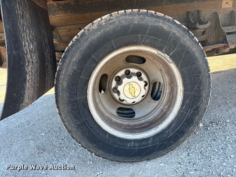 image for item FK2503 2006 Chevrolet Silverado 3500 flatbed pickup truck