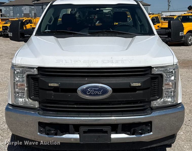 image for item GH9358 2019 Ford F250 Super Duty utility bed pickup truck