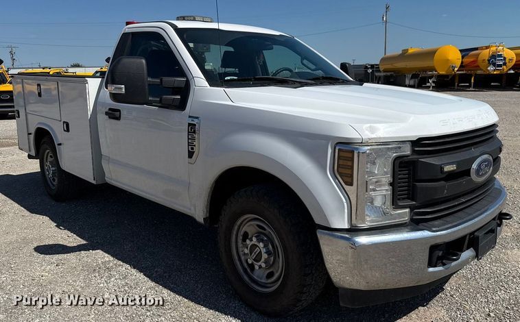 image for item GH9358 2019 Ford F250 Super Duty utility bed pickup truck