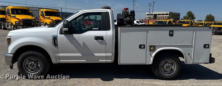 image for item GH9358 2019 Ford F250 Super Duty utility bed pickup truck