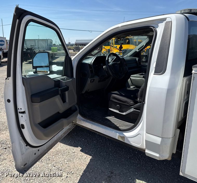 image for item GH9358 2019 Ford F250 Super Duty utility bed pickup truck